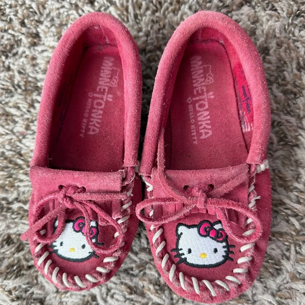 Minnetonka Hello Kitty pink suede embroidered kitty moccasins Toddler size 8